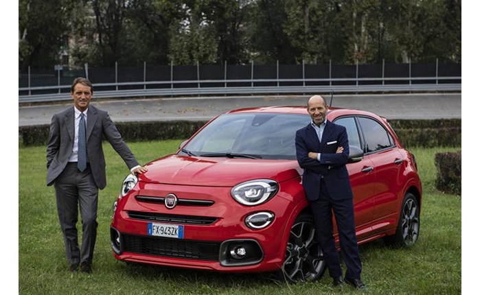 O Roberto Mancini «παίζει μπάλα» με το νέο 500Χ Sport