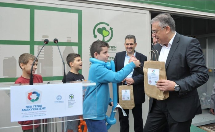 Θεοδωρικάκος: Εγκαινίασε το πρώτο «σπιτάκι ανταποδοτικής ανακύκλωσης» στην Καλλιθέα