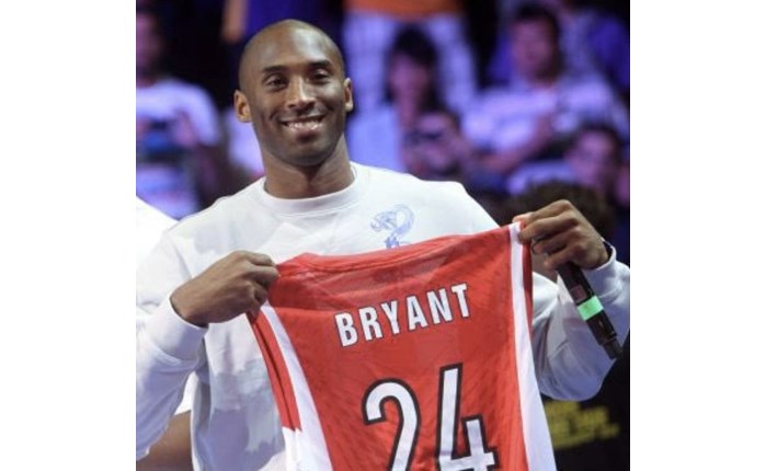 Η Ελλάδα και ο υπόλοιπος κόσμος αποχαιρέτησαν τον σπουδαίο Κόμπι… (pics&vids)