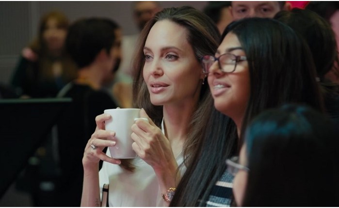 Η Angelina Jolie συνεργάζεται με τη Microsoft Education και το BBC 