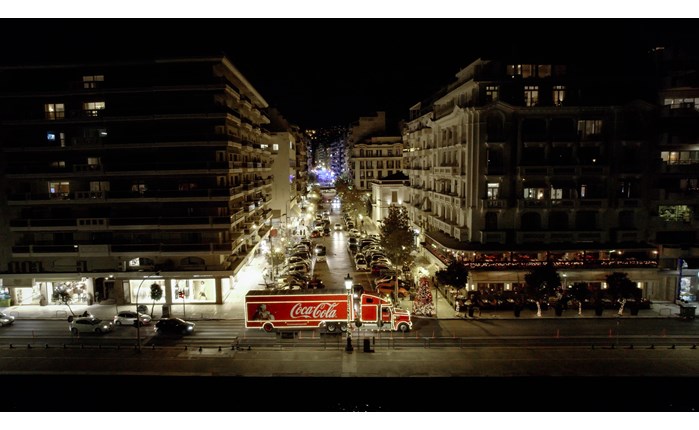 Coca-Cola: Το εμβληματικό φορτηγό της σκορπά Χριστουγεννιάτικη μαγεία στην Αθήνα