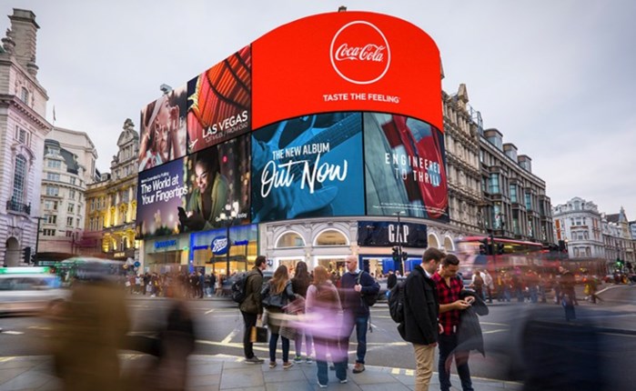 DOOH: Μεγαλύτερο engagement στους νέους 
