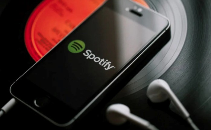 Tο Spotify: Επαναφέρει τις πολιτικές διαφημίσεις