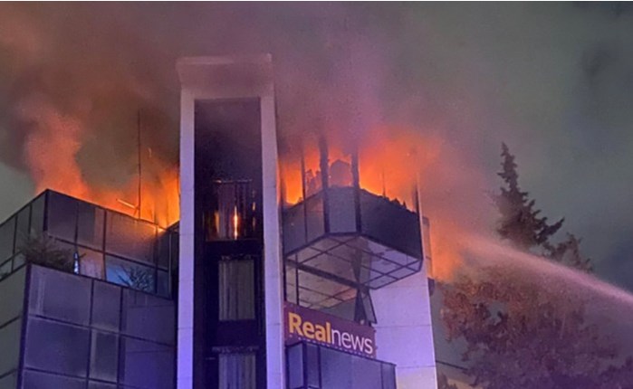 Πυρκαγιά στο κτήριο που στεγάζονται ο Real FM 97,8 και η Real News - Αναφορές για γκαζάκια