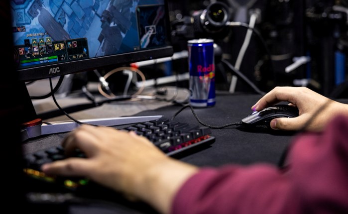 AGON by AOC: Συνεχίζει την gaming συνεργασία της με την Red Bull