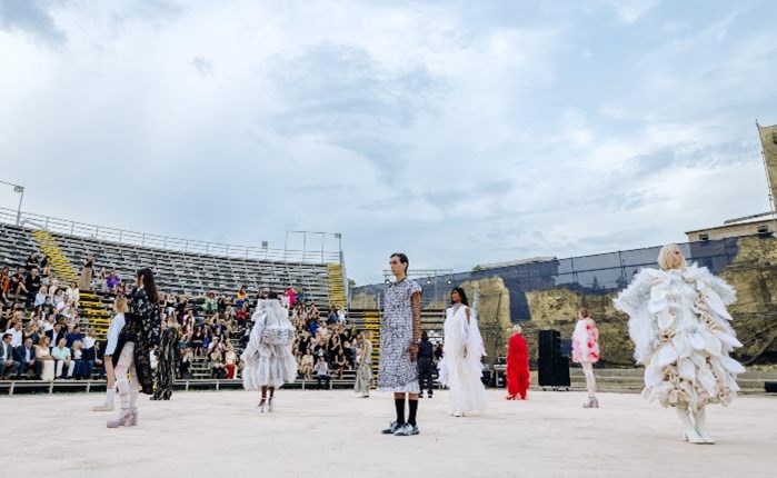 Hautes Grecians 2023 Vol.5: Η Ελληνική Υψηλή Ραπτική έλαμψε στο  Παλαιό Ελαιουργείο της Ελευσίνας 