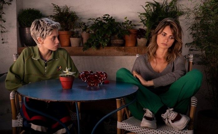 Nova: Αλμοδοβαρική Sunday Premiere με το «Parallel Mothers»