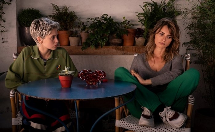 Nova: Αλμοδοβαρική Sunday Premiere με το «Parallel Mothers» 