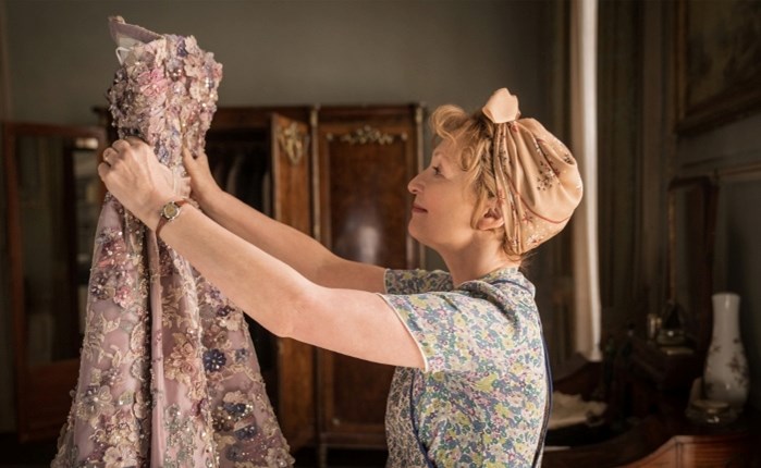Nova: Παριζιάνικη Sunday Premiere με «Mrs. Harris Goes to Paris»