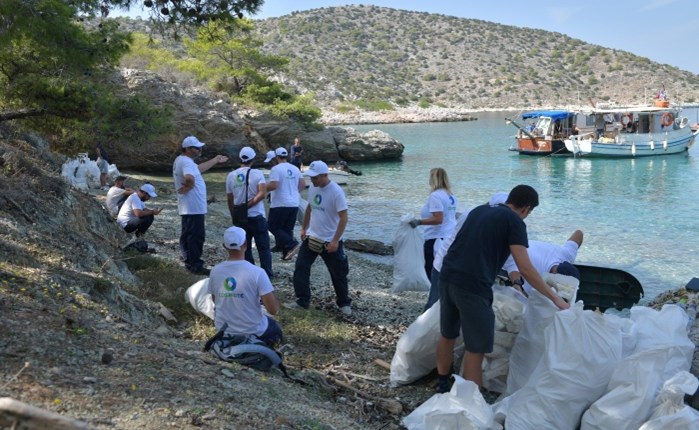 COSMOTE BLUE: Δράση καθαρισμού στη Σαλαμίνα 