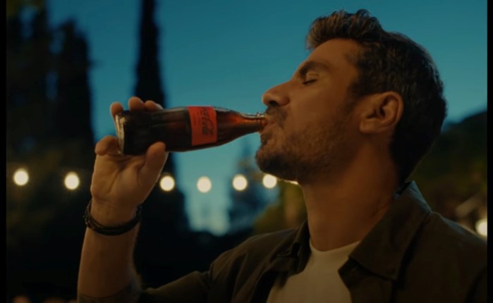 Coca-Cola: Νέα καμπάνια με τον Άκη Πετρετζίκη για την Συνταγή της Μαγείας