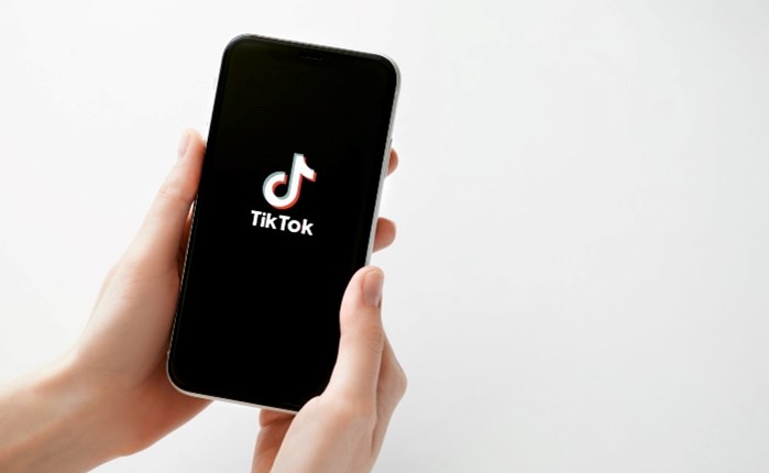 TikTok: Η πρώτη εφαρμογή που θα εντοπίζει και θα επισημαίνει περιεχόμενο ΑΙ και Deepfakes