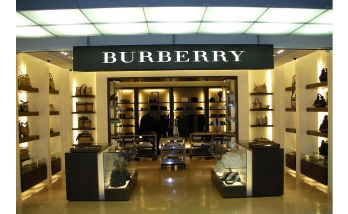 Burberry: Αντικαθιστά τον CEO