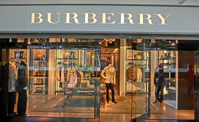 Burberry: Μικρότερη η πτώση των πωλήσεων
