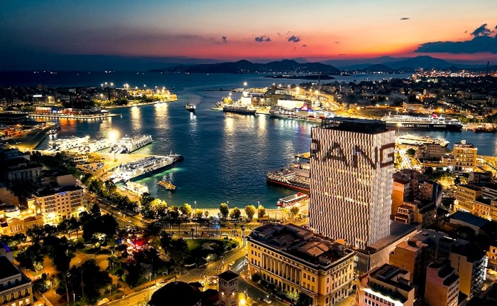 Asher-Behar & Saville: «Έβαλε» την Range Rover στον Πύργο Πειραιά