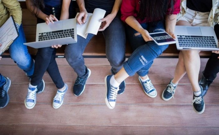 Ελλάδα: Οι έφηβοι χρησιμοποιούν AI και YouTube για να διευρύνουν τις γνώσεις τους