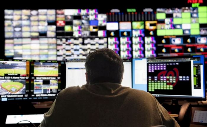 Καίριο πλήγμα στην «πειρατεία» με συλλήψεις και «μαύρο» στις οθόνες στη Σαντορίνη