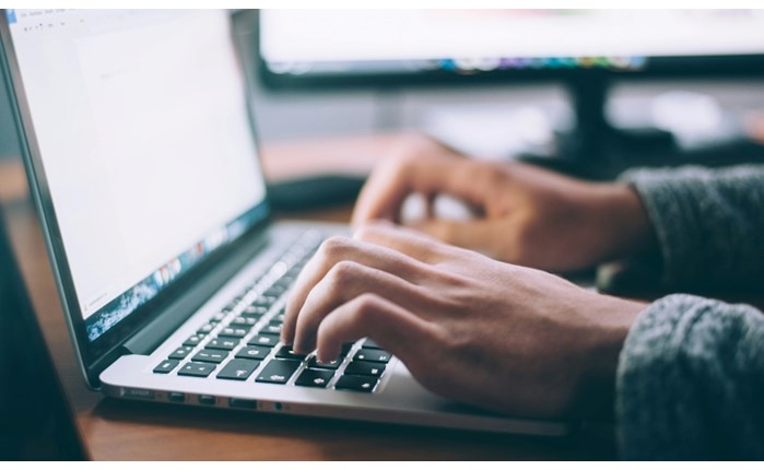 NielsenIQ: Οι Έλληνες εξοικειώνονται με τo AI, αλλά παραμένουν επιφυλακτικοί