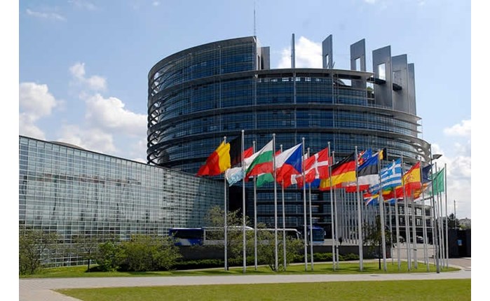 Κοινοβούλιο: Ζητά τη θέσπιση κατώτατου ορίου ηλικίας τα 16 έτη για τη χρήση των Social Media