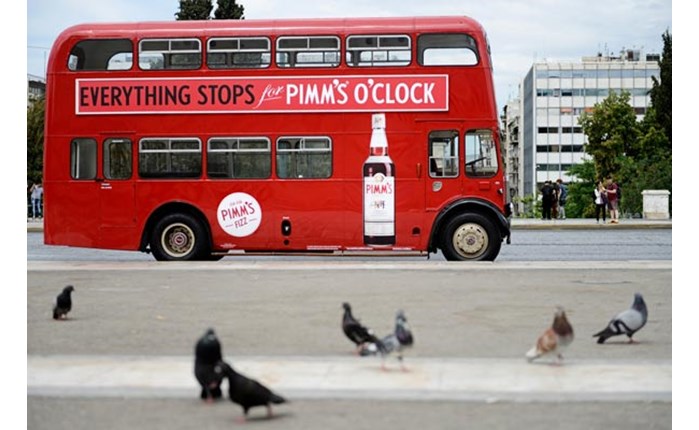 Στα Ν. Προάστια το PIMM’S O’CLOCK BUS 